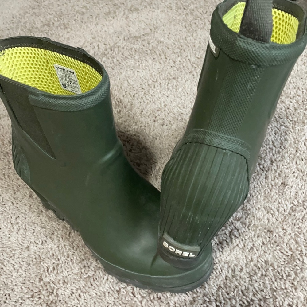 Never worn- green Sorel rain boots